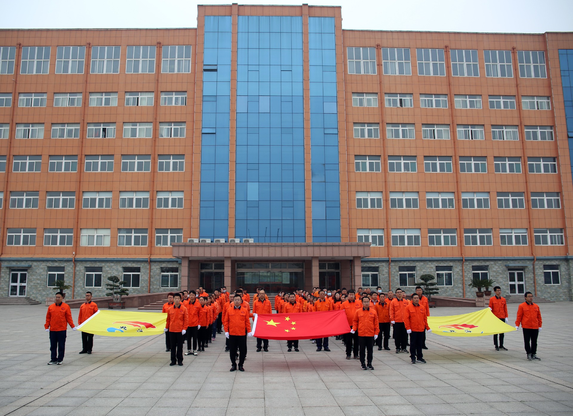 1651460941261466.jpg 升旗1.jpg