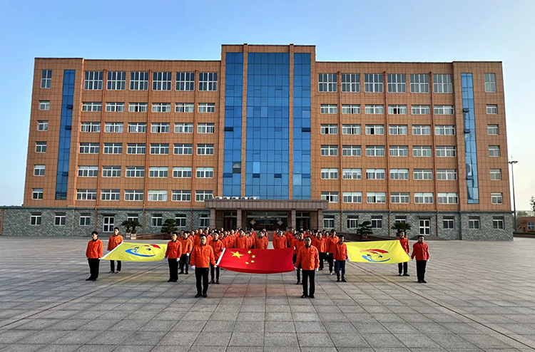 公司舉行國(guó)慶升國(guó)旗廠(chǎng)旗慶?；顒?dòng)